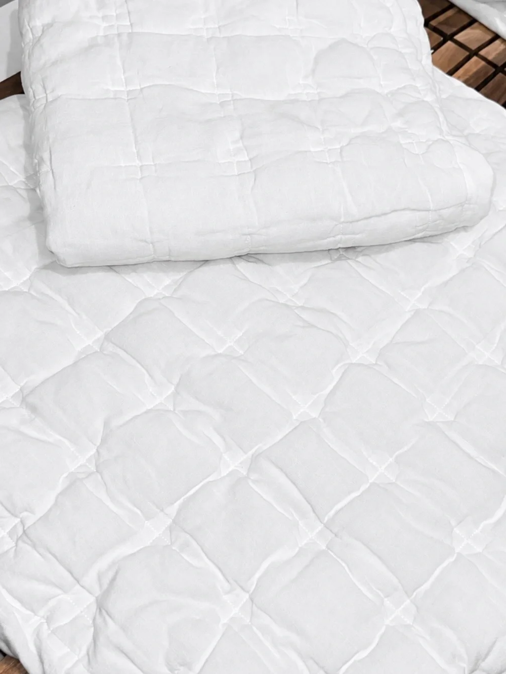 Parachute linen box quilted Euro sham set of 2 white 26x26” pristine immaculate